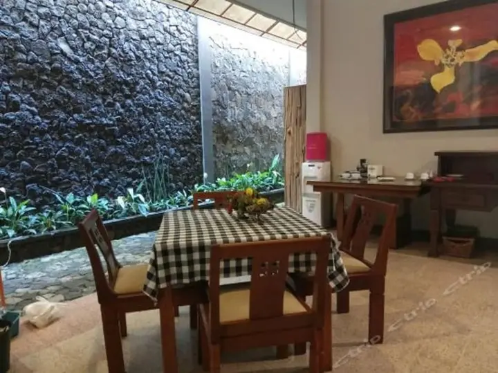 Маланг: Helena Guest House