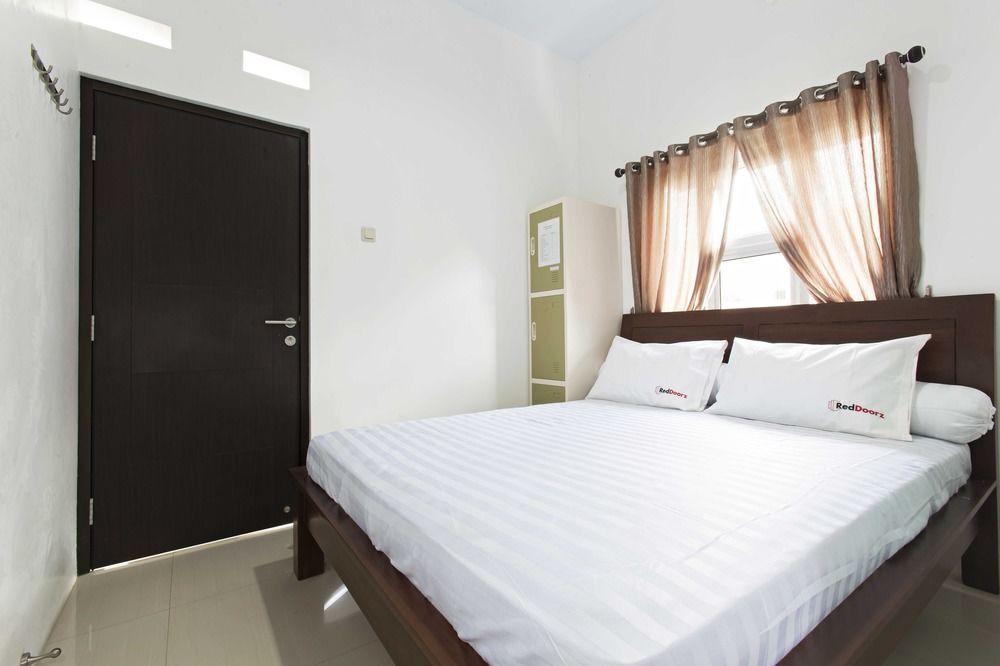 Джакарта: RedDoorz Near Sudirman Station