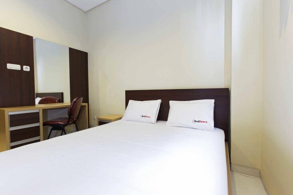 RedDoorz @ Taman Kebon Sirih — фото 2