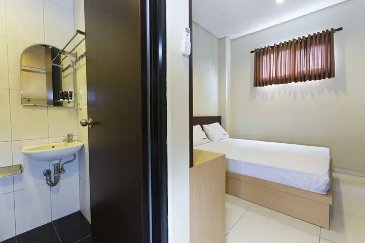 Джакарта: RedDoorz @ Taman Kebon Sirih