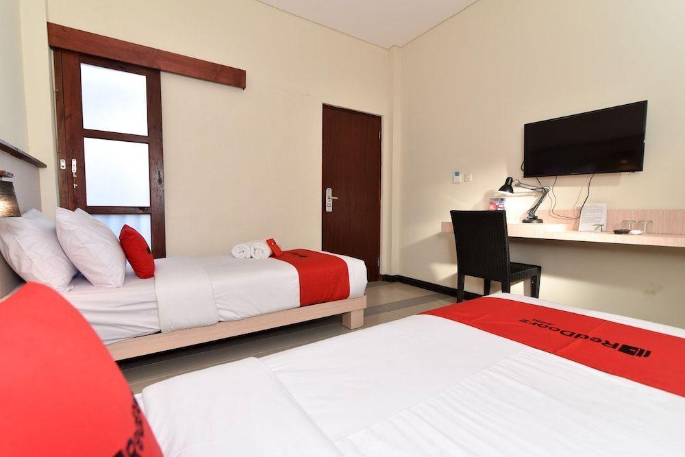 Кута: RedDoorz near Legian Street