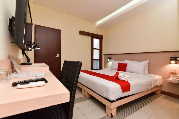 Кута: RedDoorz near Legian Street