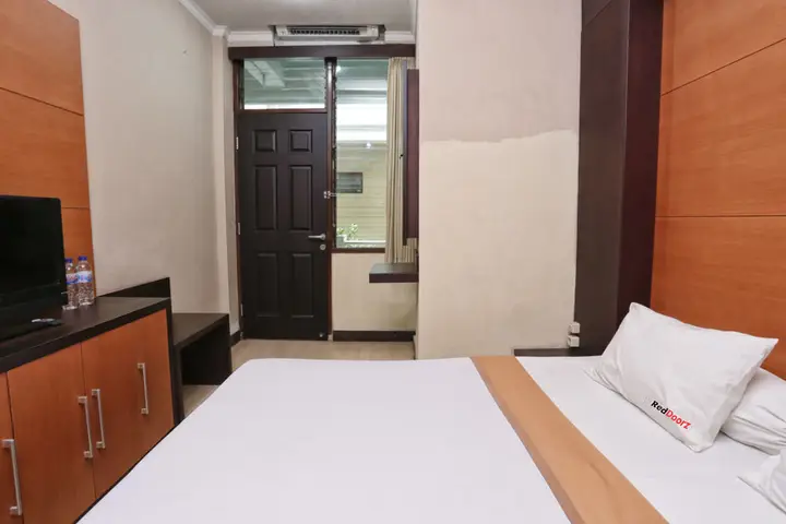 RedDoorz Near Padma Beach — фото 6