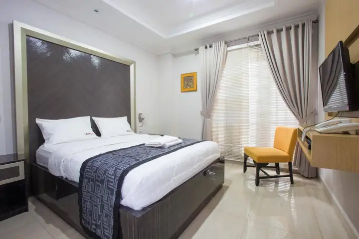 RedDoorz Plus near Pondok Indah Mall — фото 1