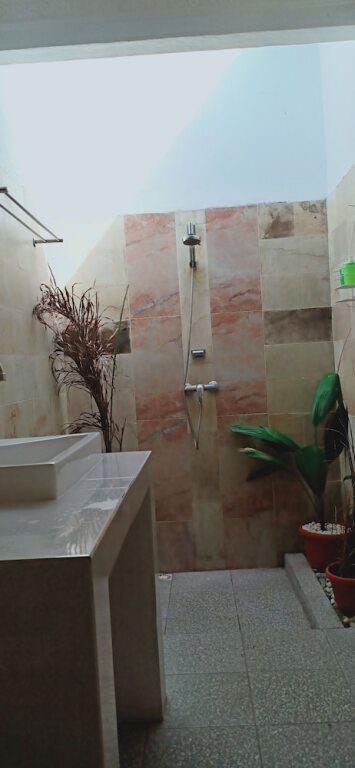 Гили Аир: Rumah Amel