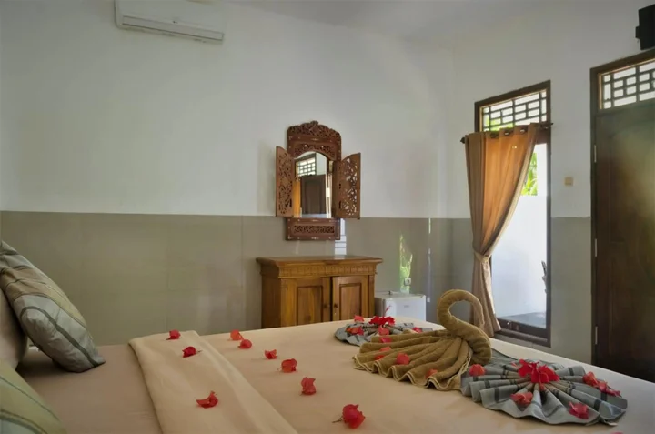 Гили Траванган: Warna Beach Hotel
