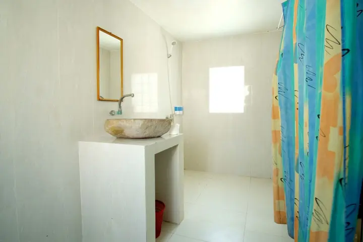 Гили Траванган: Warna Beach Hotel