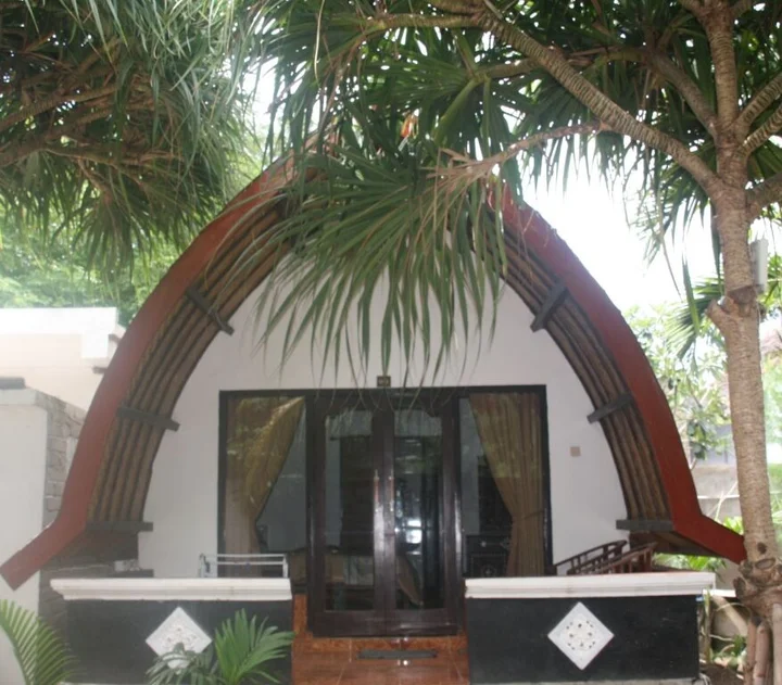 Гили Траванган: Warna Beach Hotel
