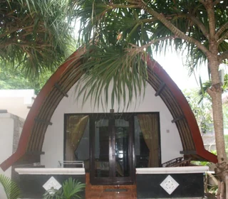 Гили Траванган: Warna Beach Hotel