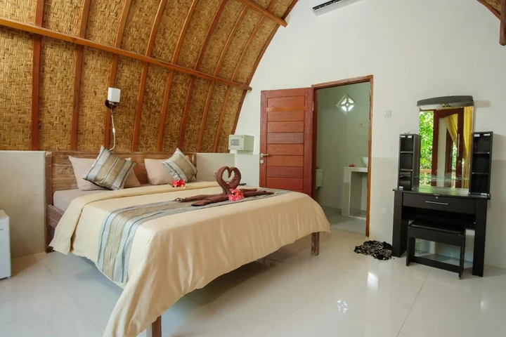 Гили Траванган: Warna Beach Hotel