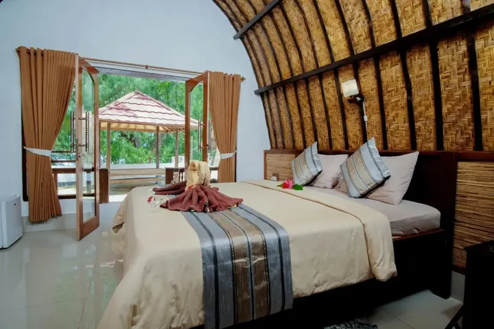Гили Траванган: Warna Beach Hotel