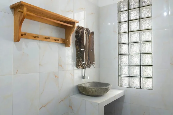 Гили Траванган: Warna Beach Hotel