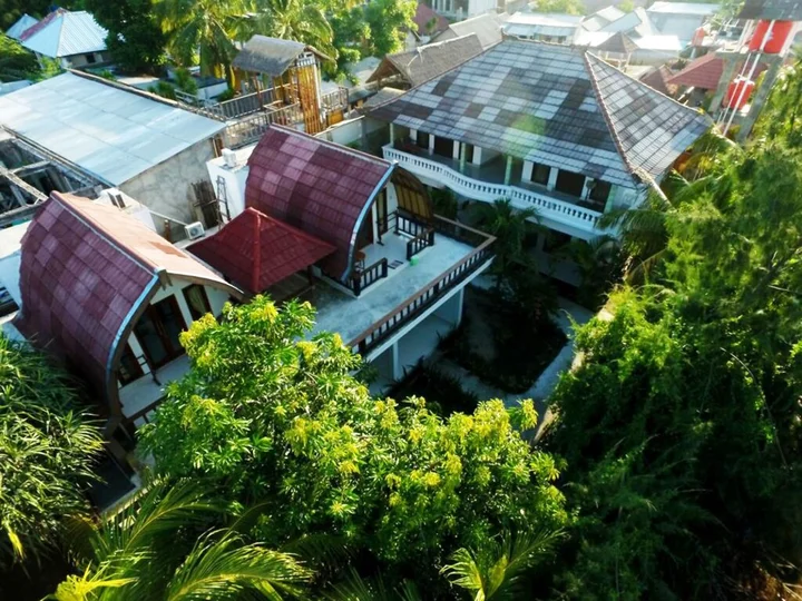 Гили Траванган: Warna Beach Hotel