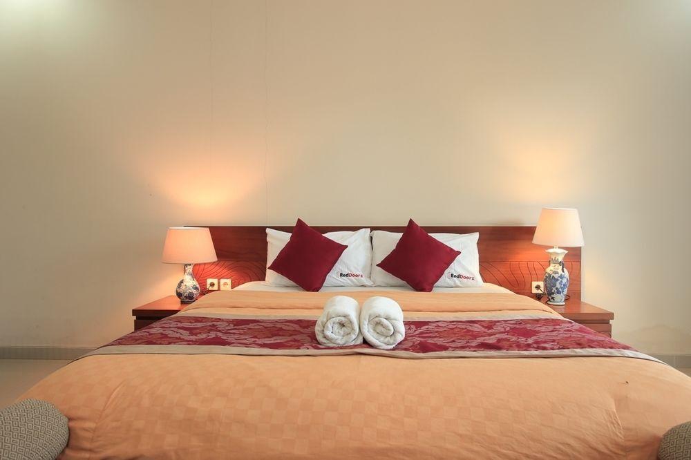 Чангу: RedDoorz Plus @ Raya Batu Bolong