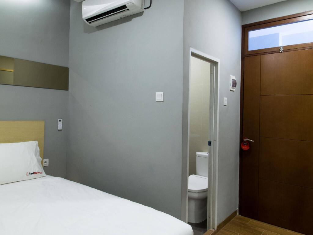 RedDoorz @ Mangga Besar 4 — фото 4
