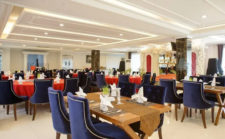 Суракарта: Adhiwangsa Hotel & Convention Hall