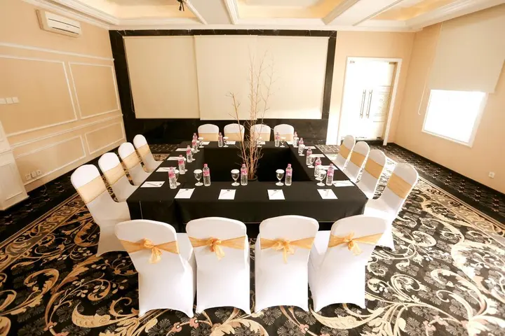 Суракарта: Adhiwangsa Hotel & Convention Hall