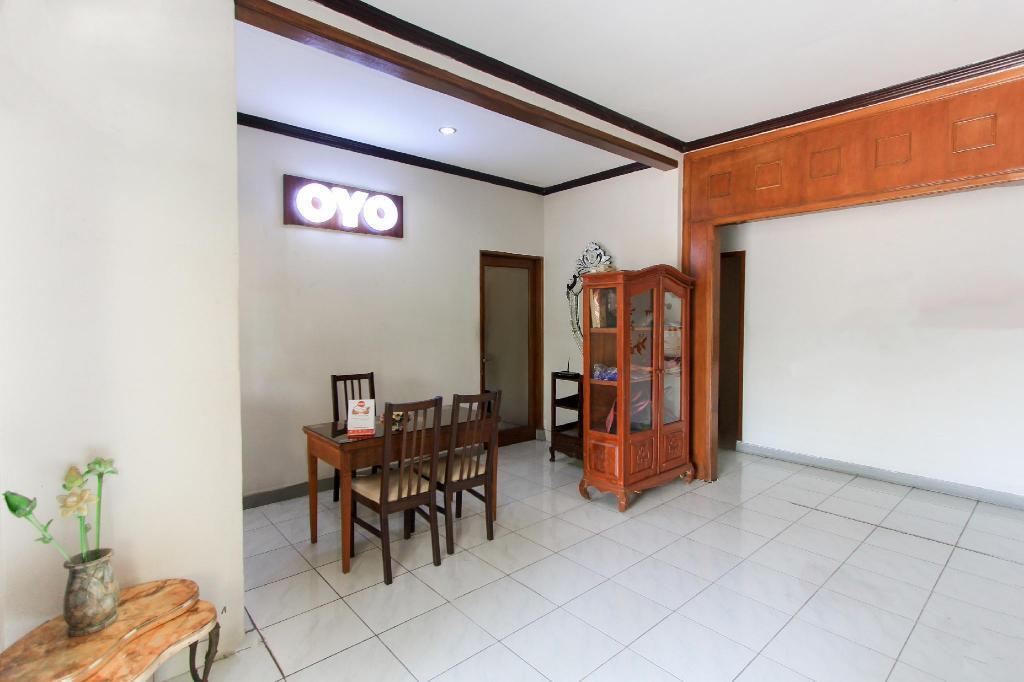 Сурабая: Santo Guest House
