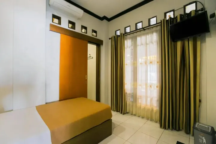 Сурабая: Santo Guest House