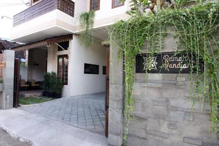 Депок: RedDoorz Plus @ Rumah Kandjani