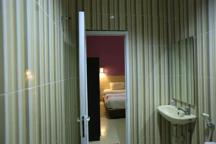 Галле: RedDoorz @ Glogor Carik