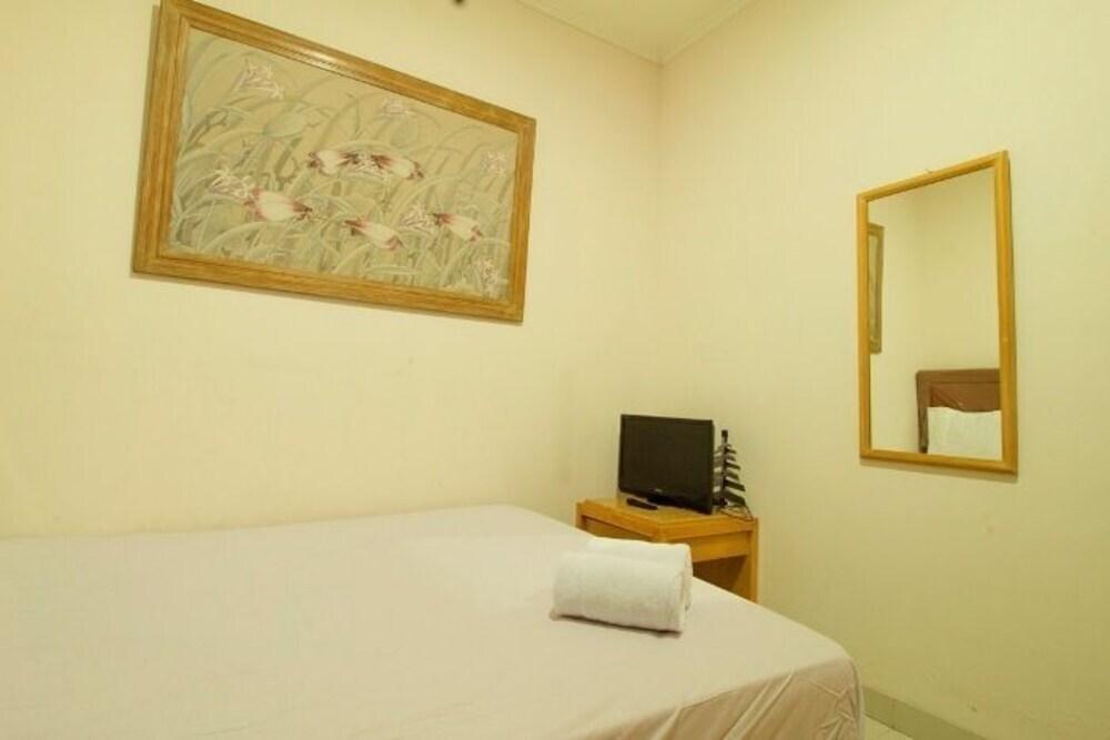 Джакарта: RedDoorz near Taman Puring