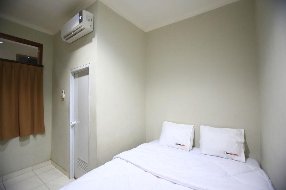Джакарта: RedDoorz @ Karet Pedurenan 2