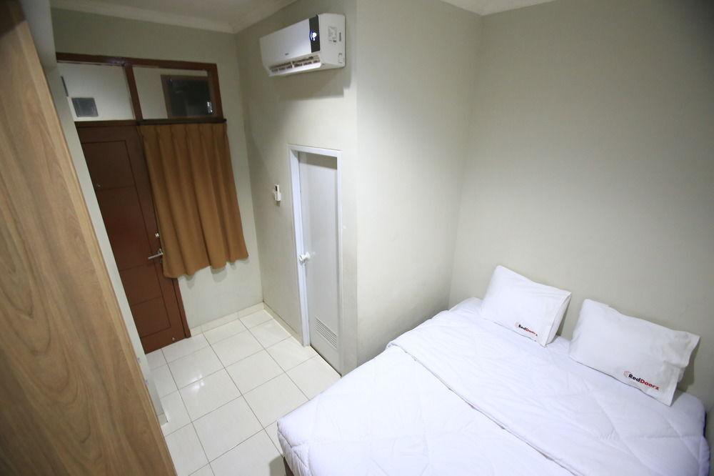 Джакарта: RedDoorz @ Karet Pedurenan 2