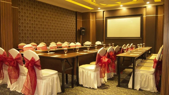 Legok: Sapphire Sky Hotel BSD City