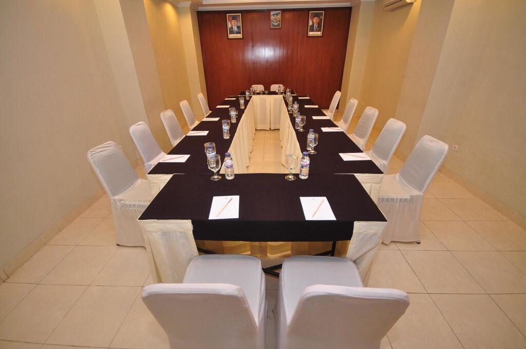 Депок: Cakra Kembang Hotel