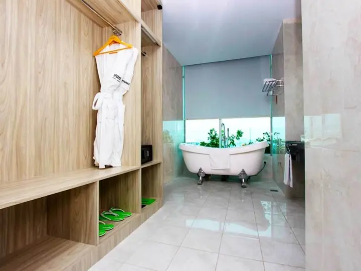 Джакарта: Sparks Life Jakarta, ARTOTEL Curated