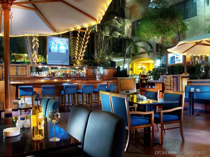 Сурабая: Surabaya Suites Hotel Powered by Archipelago
