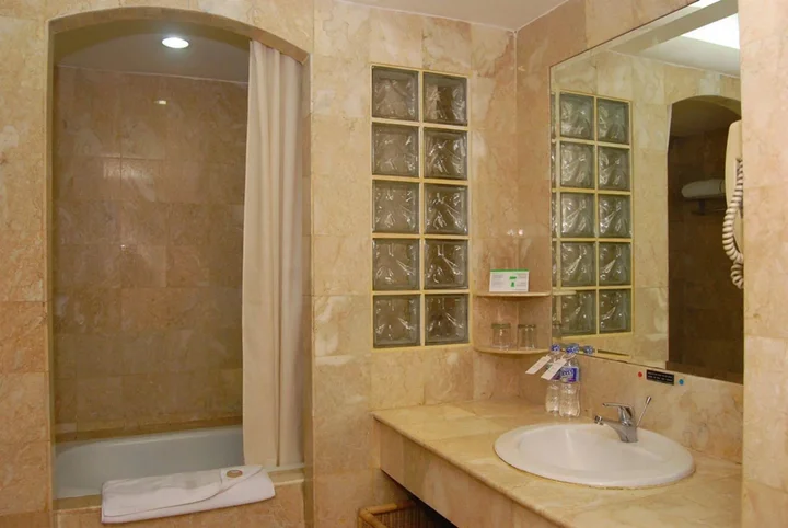 Сурабая: Surabaya Suites Hotel Powered by Archipelago
