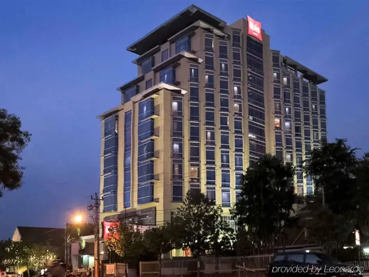 Семаранг: ibis Semarang Simpang Lima