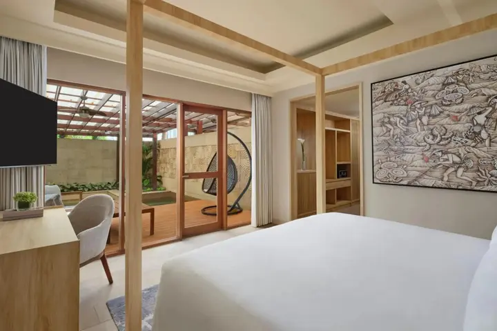 Джакарта: The Ritz-Carlton Jakarta, Mega Kuningan