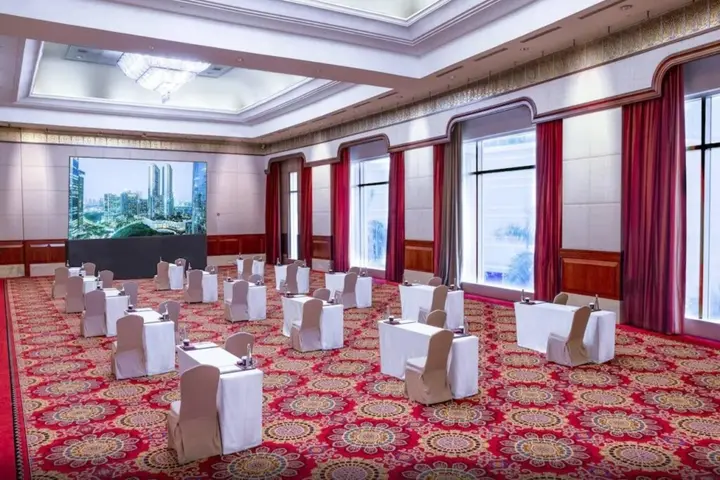 Джакарта: The Ritz-Carlton Jakarta, Mega Kuningan