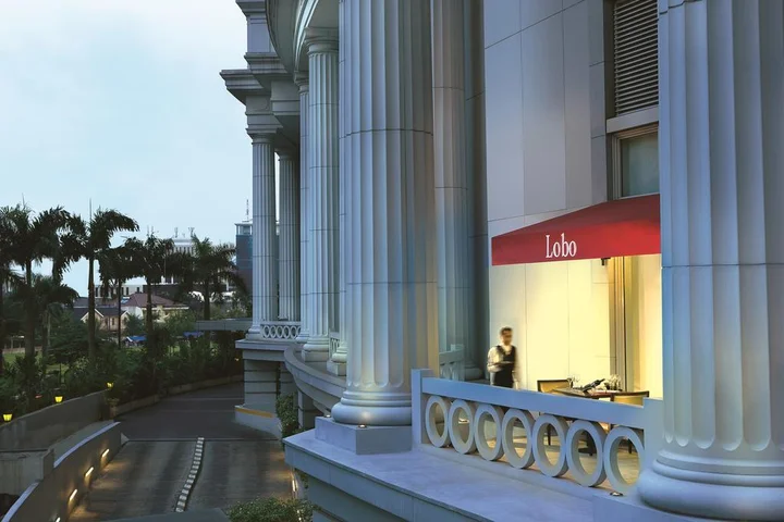 Джакарта: The Ritz-Carlton Jakarta, Mega Kuningan