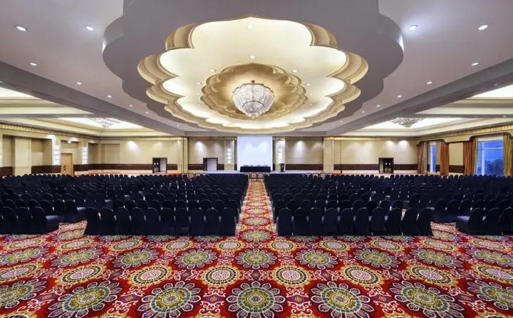 Джакарта: The Ritz-Carlton Jakarta, Mega Kuningan
