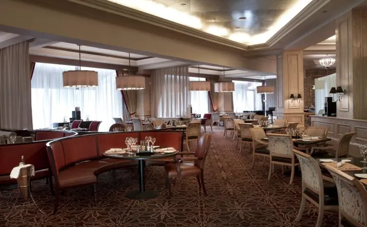 Джакарта: The Ritz-Carlton Jakarta, Mega Kuningan