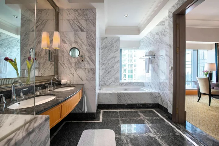 Джакарта: The Ritz-Carlton Jakarta, Mega Kuningan