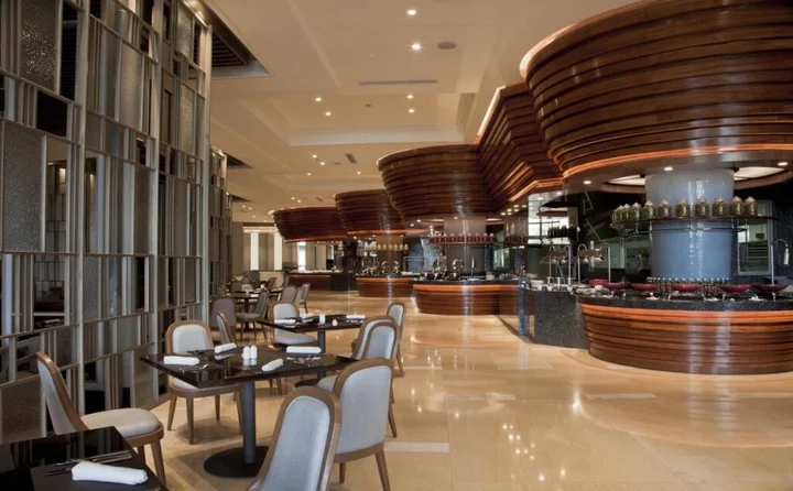 Джакарта: The Ritz-Carlton Jakarta, Mega Kuningan