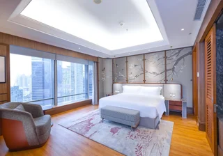Джакарта: The Ritz-Carlton Jakarta, Mega Kuningan