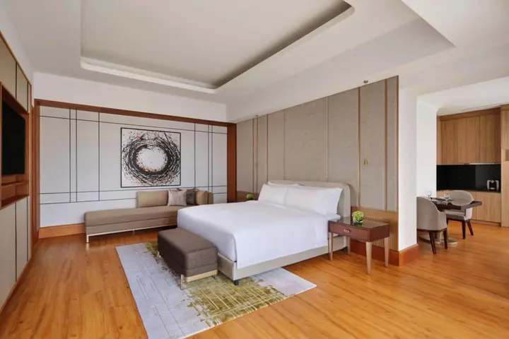 Джакарта: The Ritz-Carlton Jakarta, Mega Kuningan