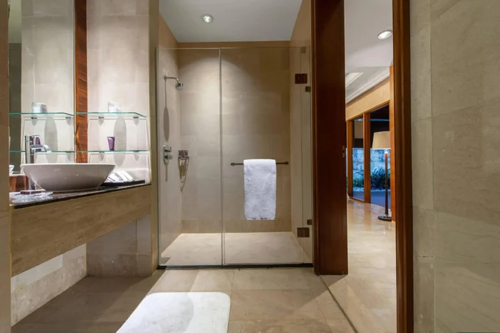 Джакарта: The Ritz-Carlton Jakarta, Mega Kuningan