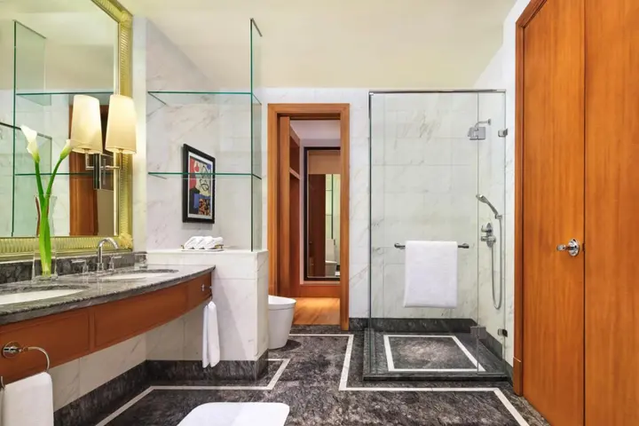 Джакарта: The Ritz-Carlton Jakarta, Mega Kuningan