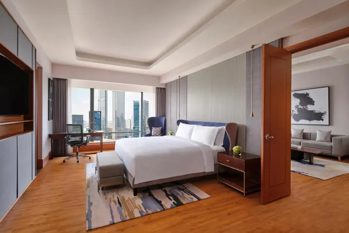 Джакарта: The Ritz-Carlton Jakarta, Mega Kuningan