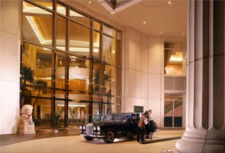 Джакарта: The Ritz-Carlton Jakarta, Mega Kuningan