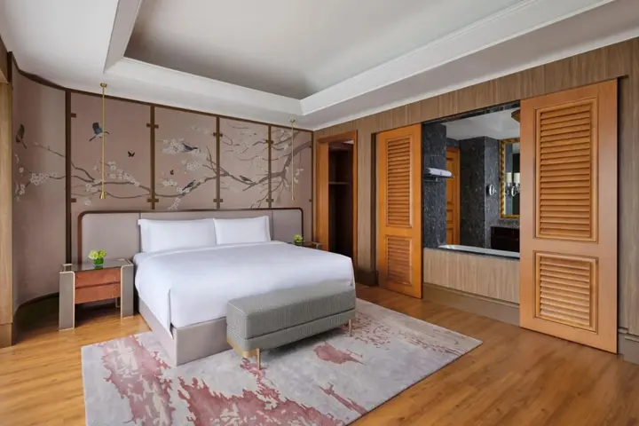 Джакарта: The Ritz-Carlton Jakarta, Mega Kuningan