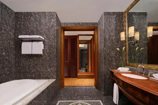 Джакарта: The Ritz-Carlton Jakarta, Mega Kuningan