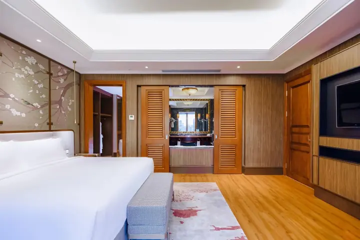Джакарта: The Ritz-Carlton Jakarta, Mega Kuningan